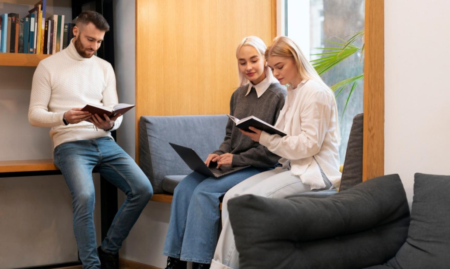 Účastníci online webináře pracující na finančních strategiích