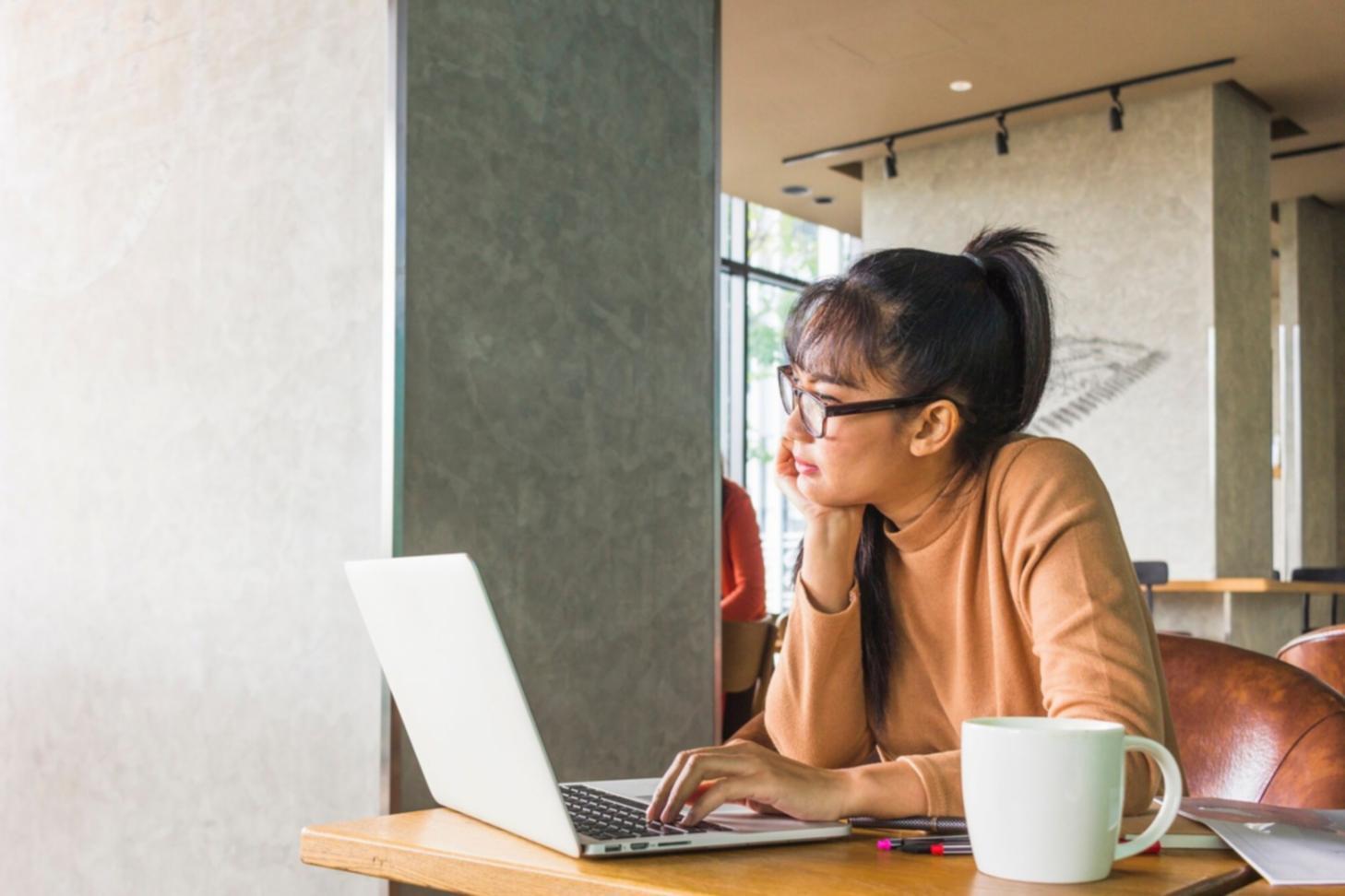 Diskuze nad finančními dokumenty v kanceláři Xulcord